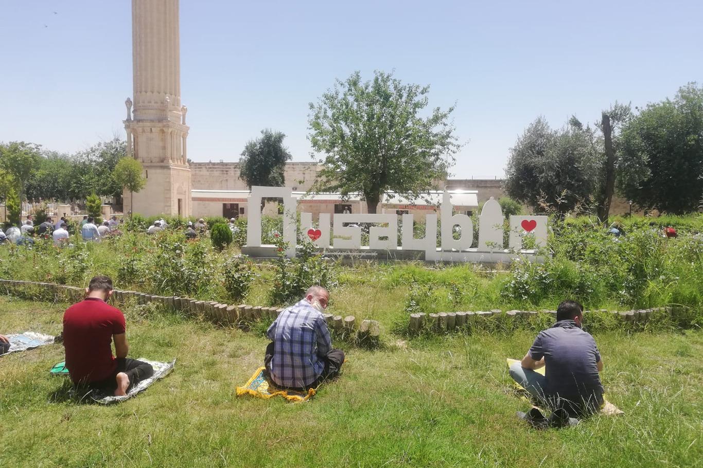 Nusaybinli vatandaşlar aylar sonra cemaatle namaz kıldı